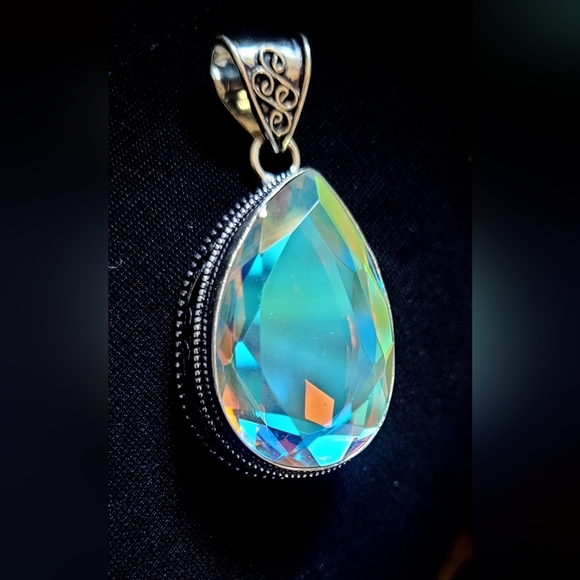 🩵Vintage Rainbow Topaz Gemstone Pendant - Picture 3 of 9